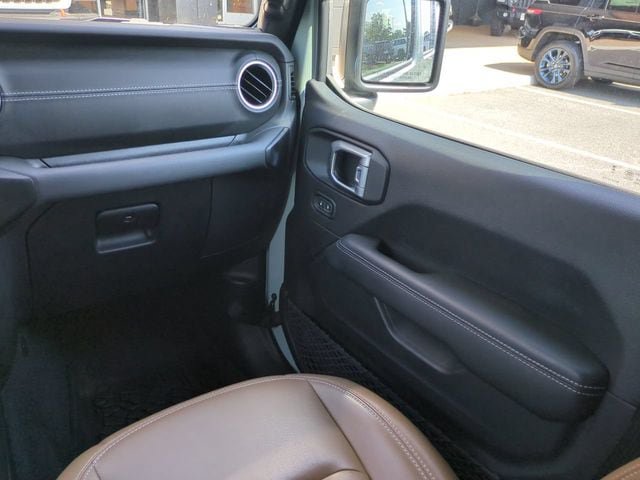 Used 2023 Jeep Wrangler Unlimited Sahara AWD/4WD image 16