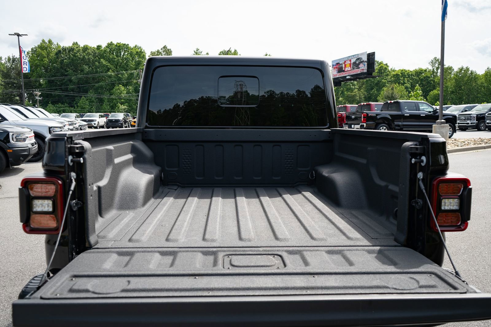 Used 2024 Jeep Gladiator Mojave AWD/4WD image 12