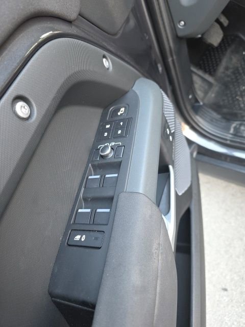 Used 2023 Land Rover Defender 110 X-Dynamic SE image 16