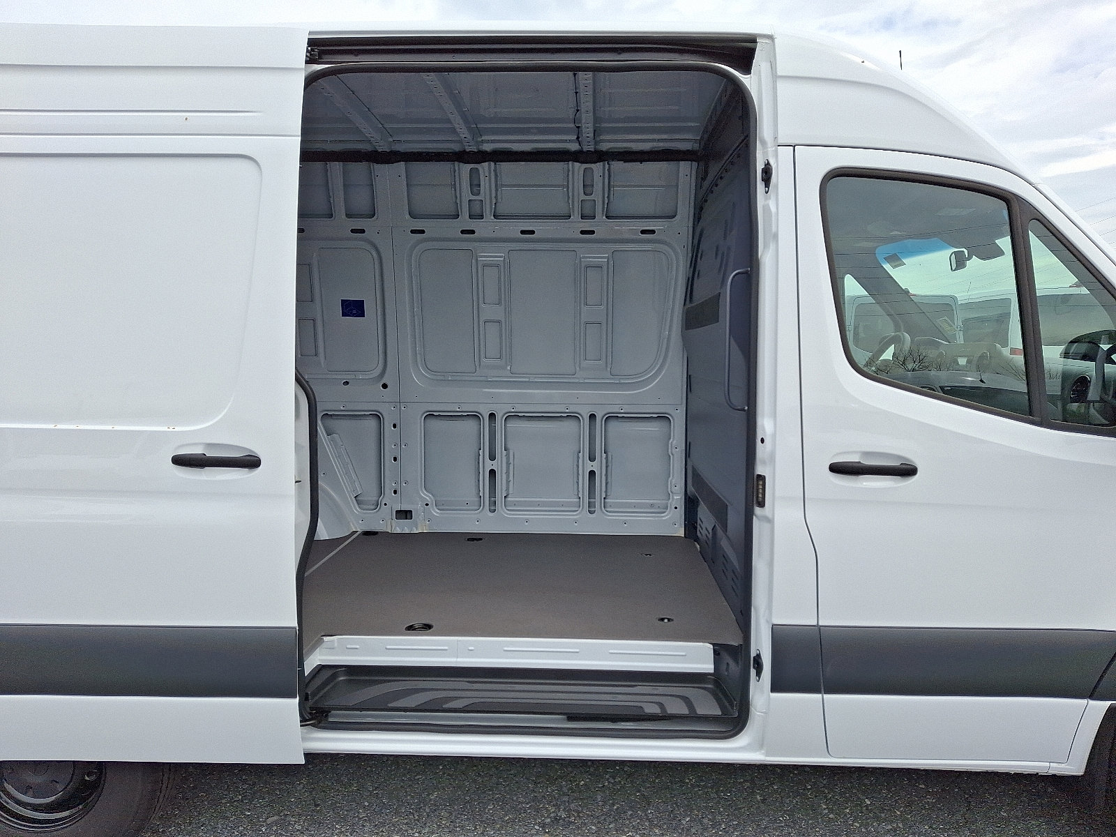 Used 2025 Mercedes-Benz Sprinter 2500 image 8