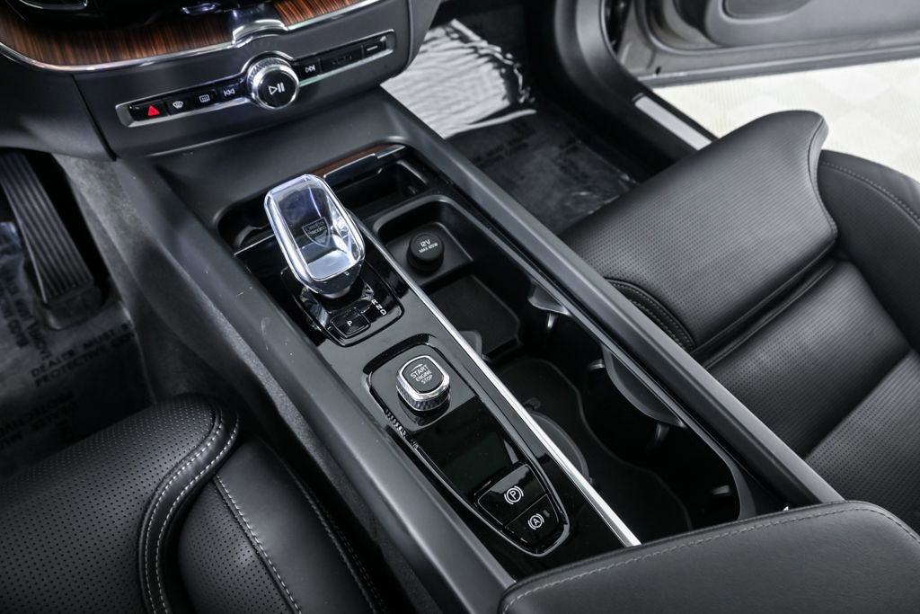 Certified 2023 Volvo XC60 B5 Ultimate w/ Protection Package Premier FWD image 19