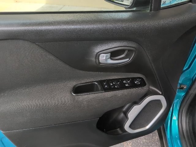 Used 2019 Jeep Renegade Latitude FWD image 16