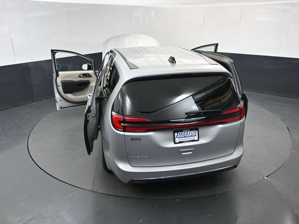 Used 2024 Chrysler Pacifica Touring-L FWD image 18
