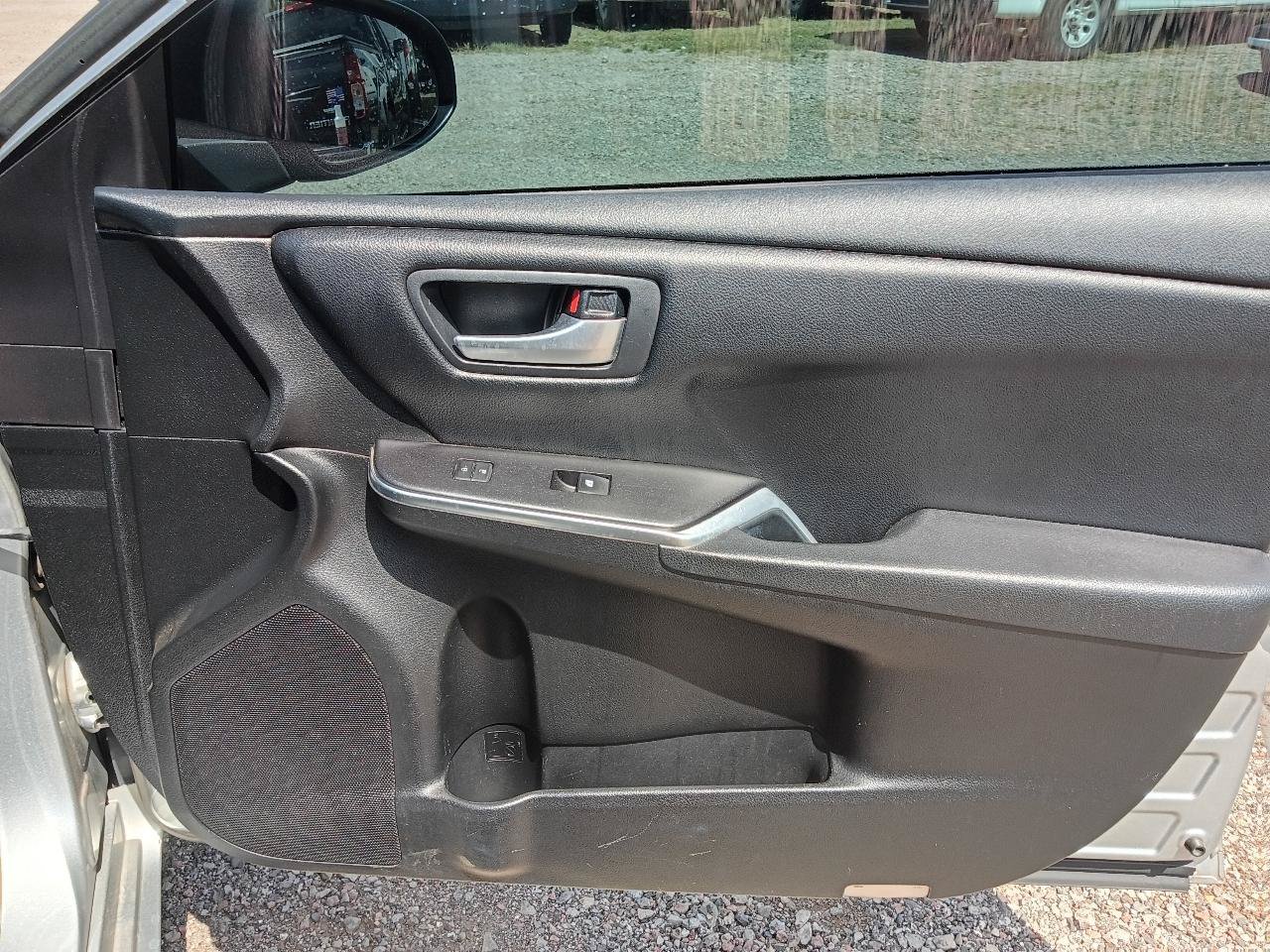 Used 2016 Toyota Camry SE FWD image 16
