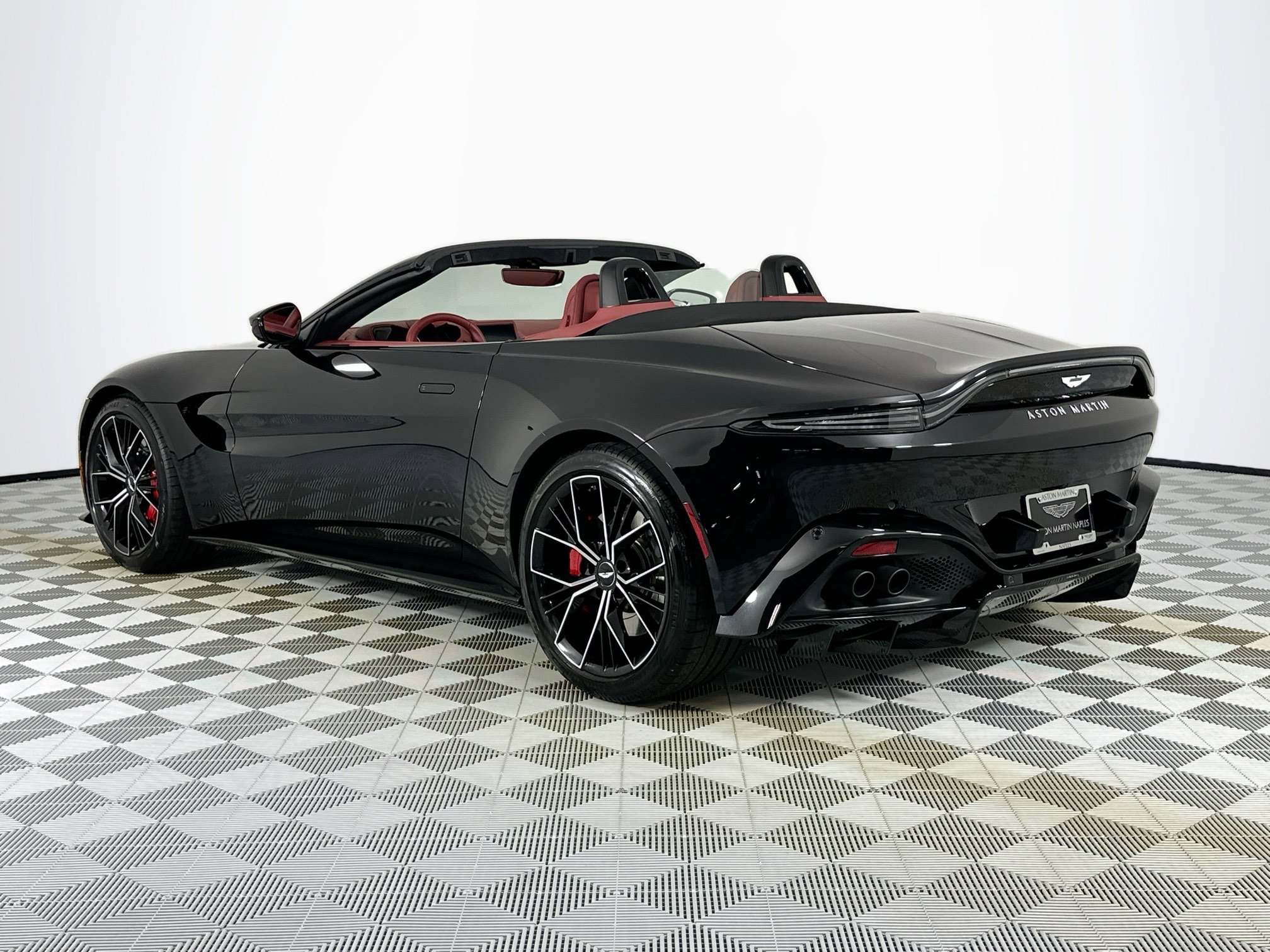 Used 2022 Aston Martin V8 Vantage Roadster image 2