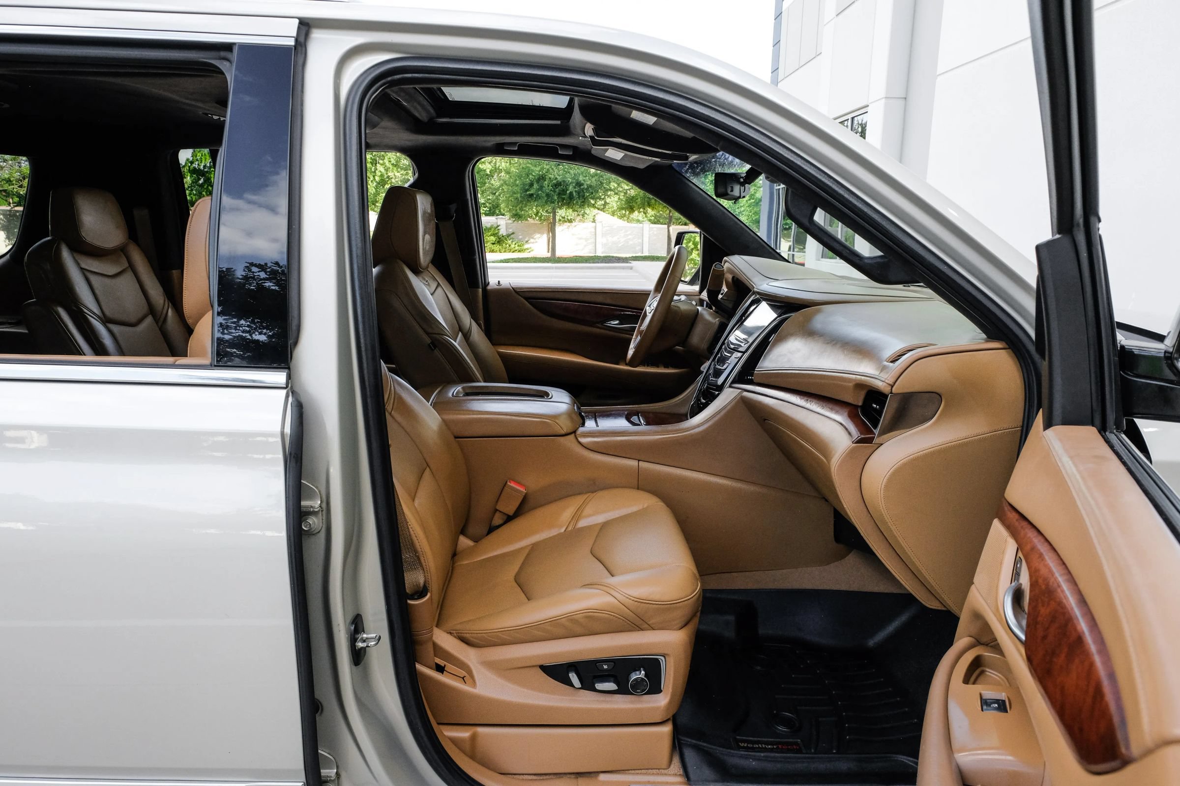 Used 2017 Cadillac Escalade ESV Platinum AWD/4WD image 35