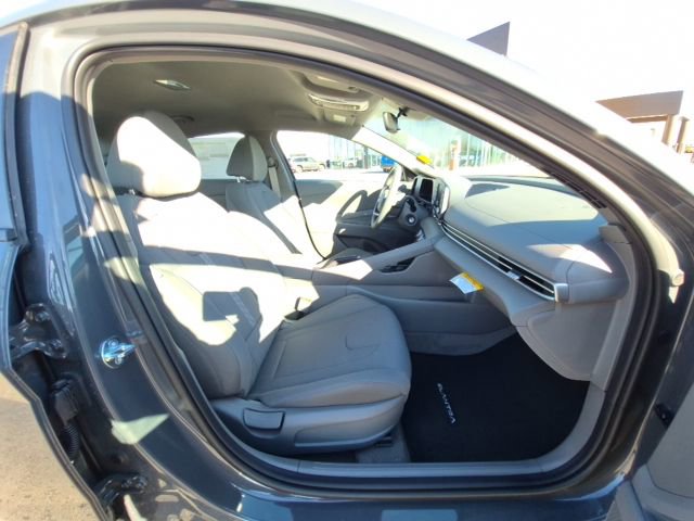 Used 2025 Hyundai Elantra SE FWD image 14