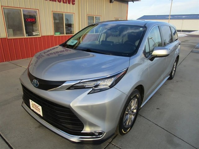 Used 2023 Toyota Sienna XLE AWD/4WD image 3