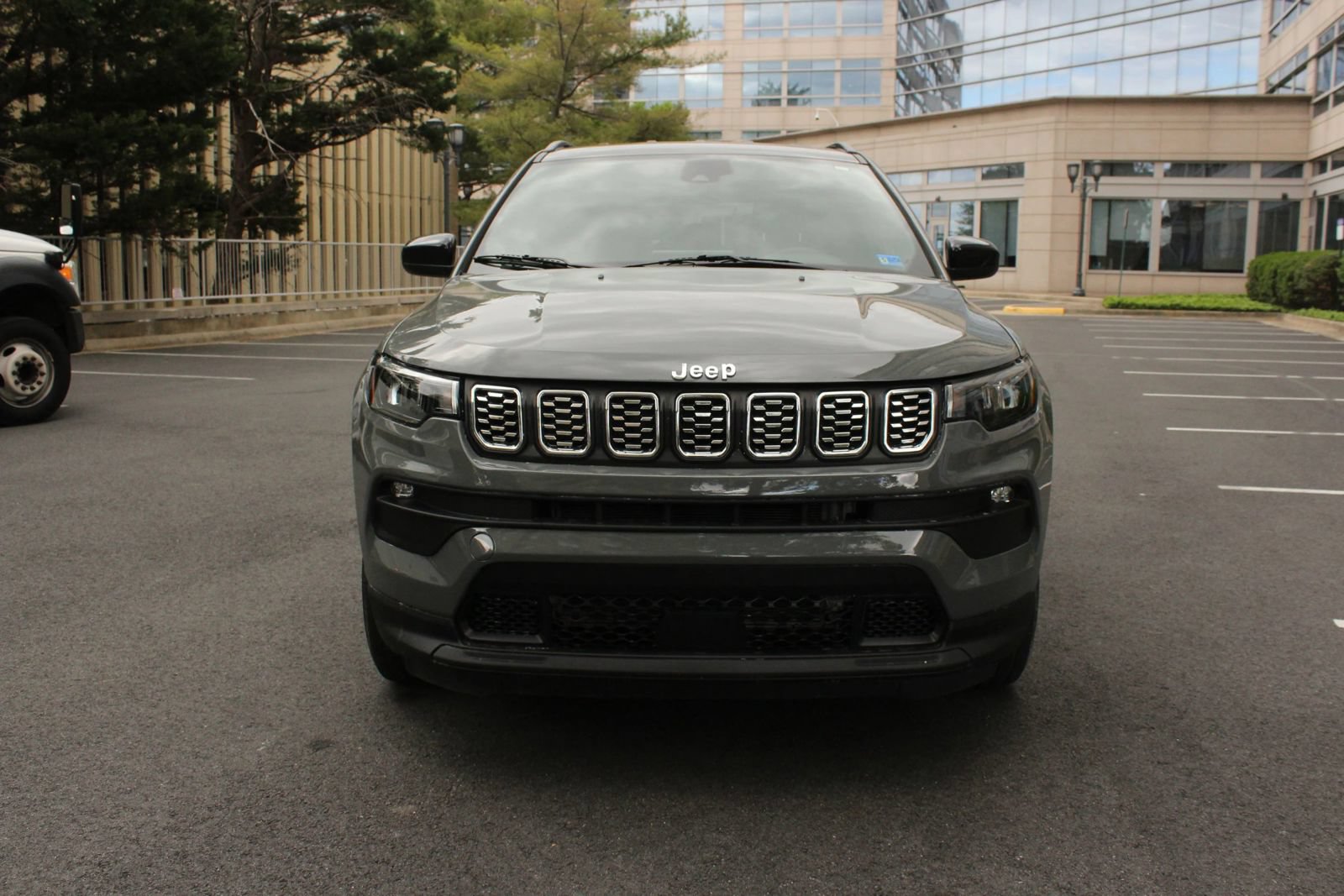 Used 2024 Jeep Compass Latitude AWD/4WD image 3