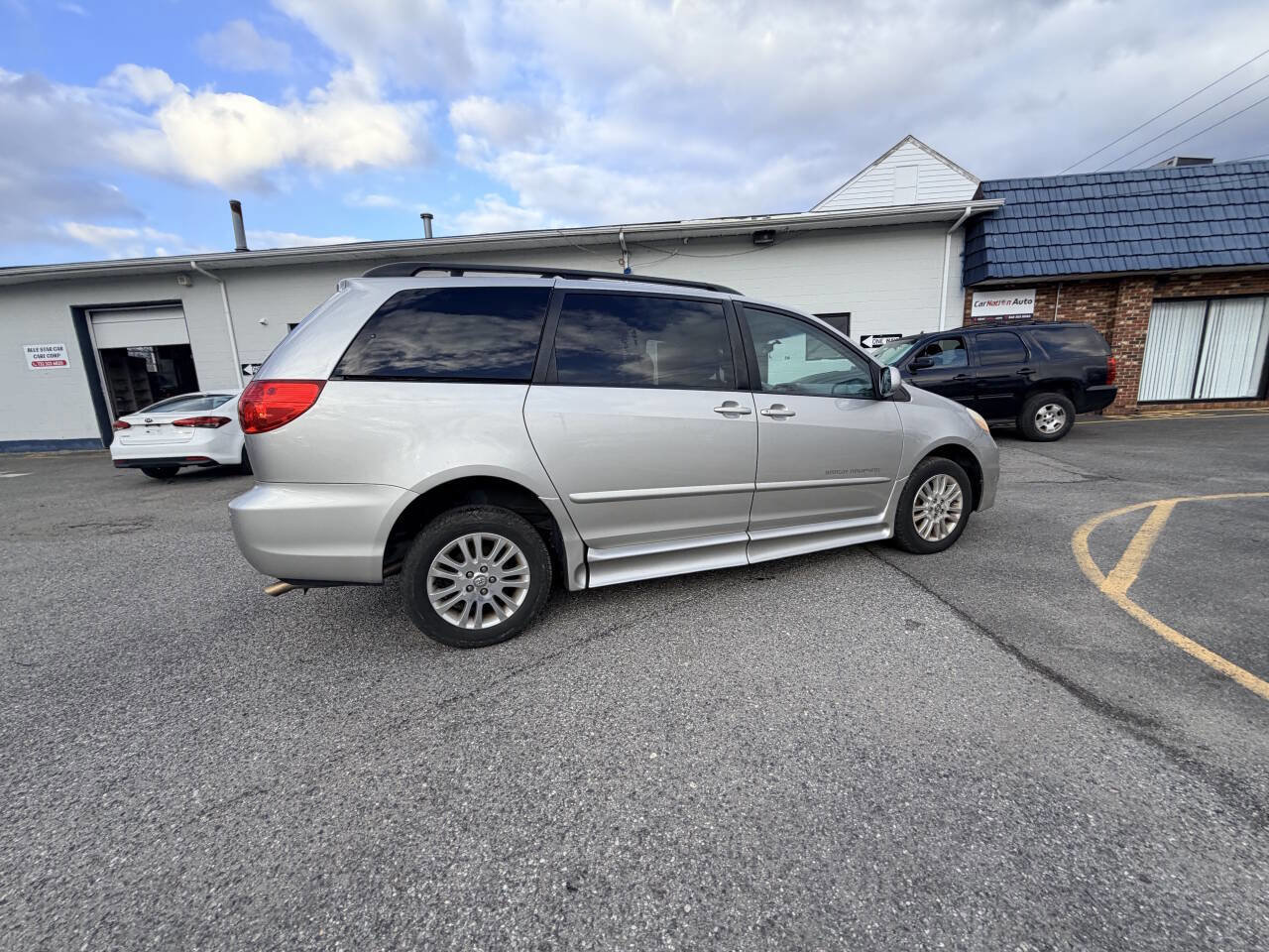 Used 2010 Toyota Sienna XLE Limited image 8