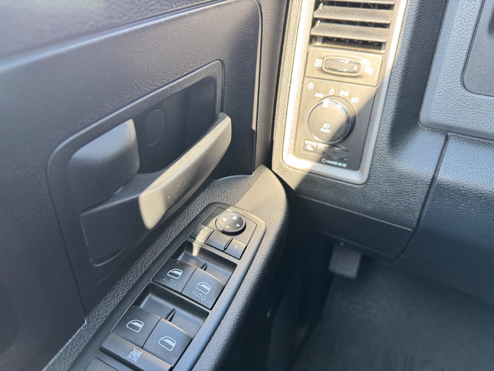 Used 2015 RAM 1500 Express AWD/4WD image 15