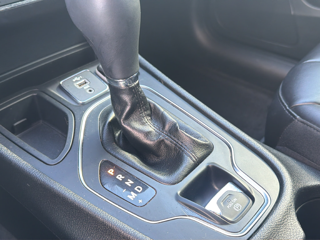 Used 2019 Jeep Cherokee Latitude Plus FWD image 28