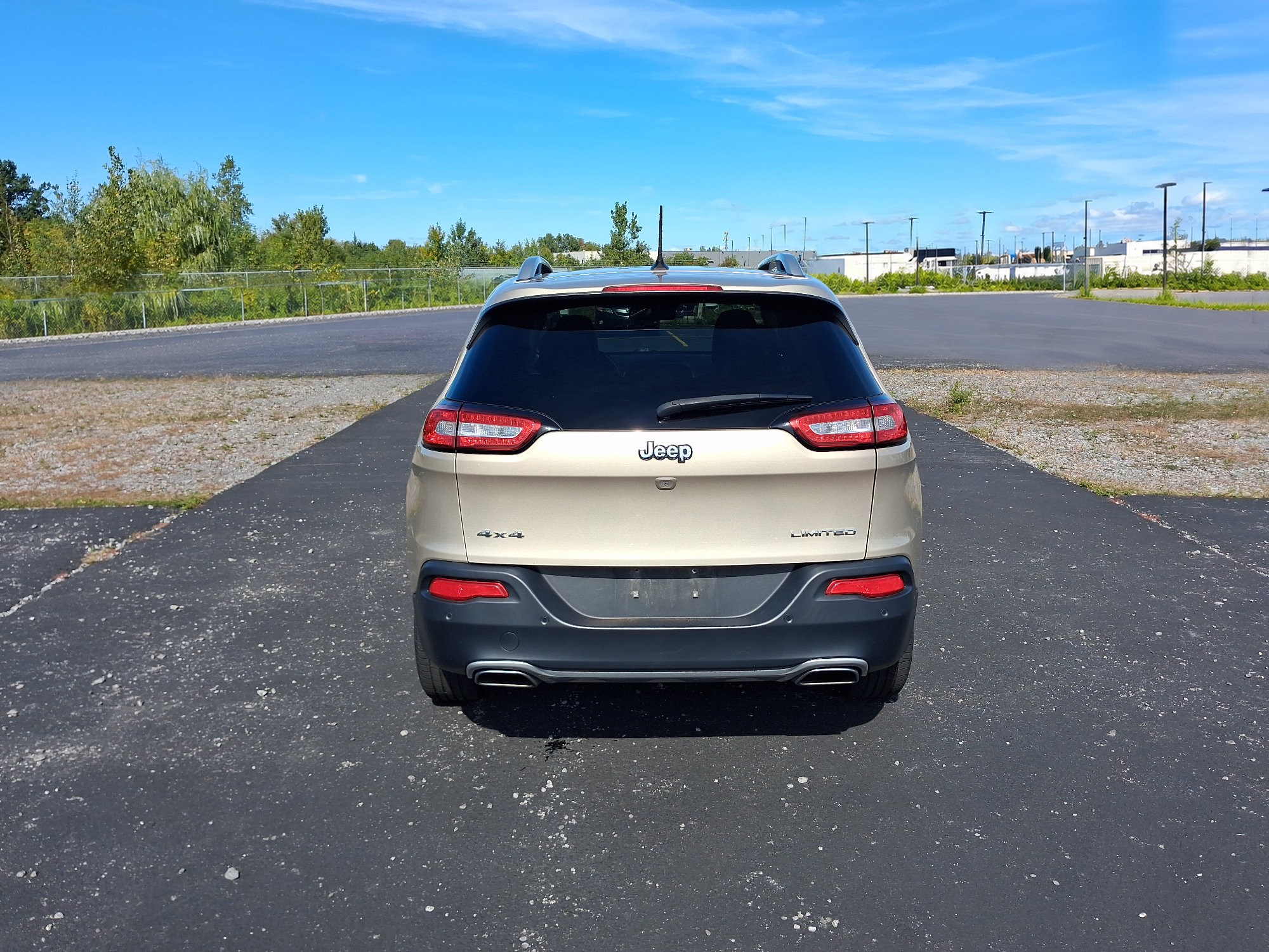 Used 2015 Jeep Cherokee Limited w/ Luxury Group AWD/4WD image 10