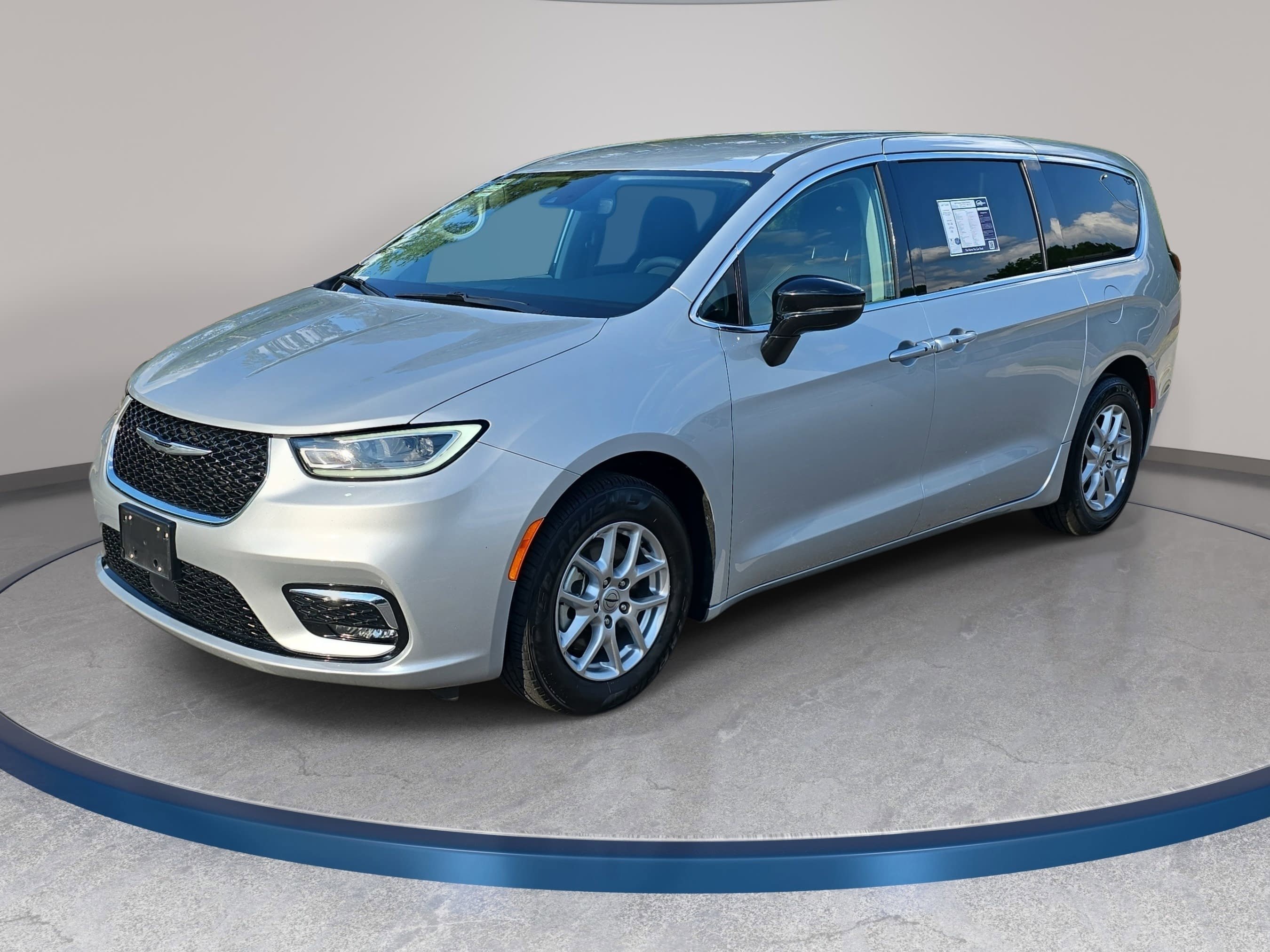 Used 2024 Chrysler Pacifica Touring-L image 1