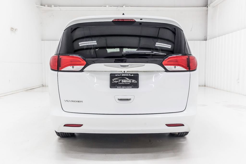 Used 2022 Chrysler Voyager LX image 6