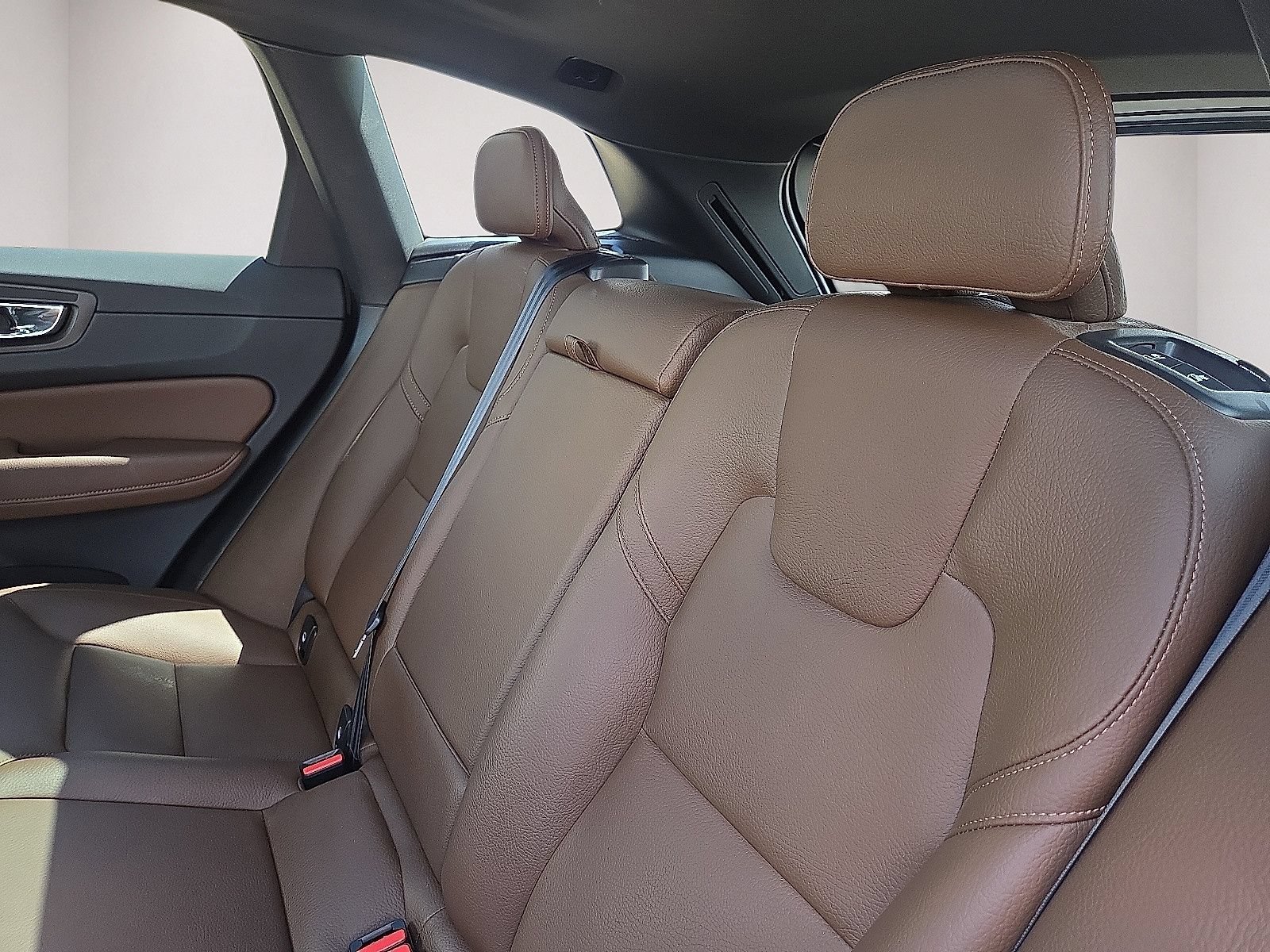 Used 2022 Volvo XC60 B5 Momentum AWD/4WD image 21