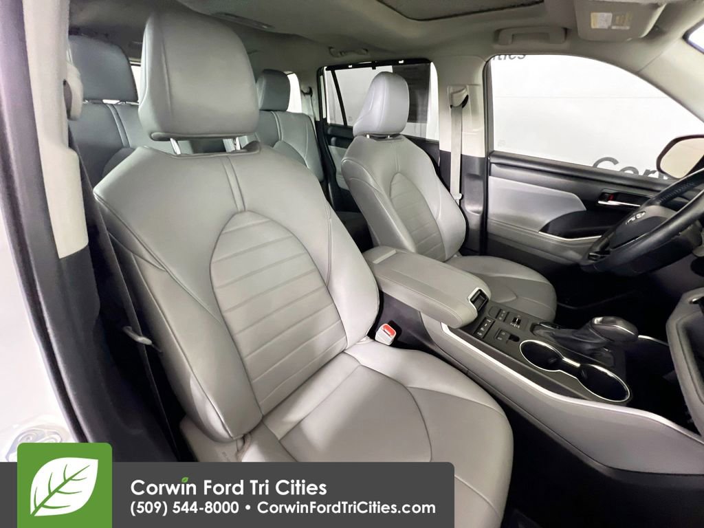 Used 2021 Toyota Highlander XLE AWD/4WD image 19