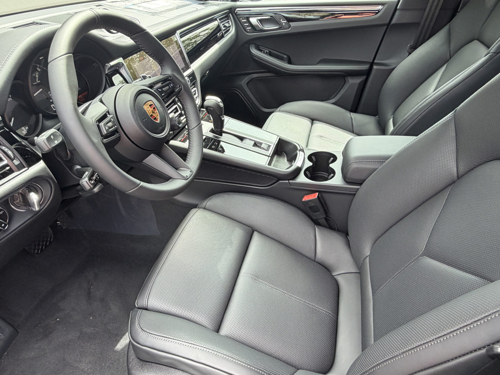 New 2026 Porsche Macan AWD/4WD image 4