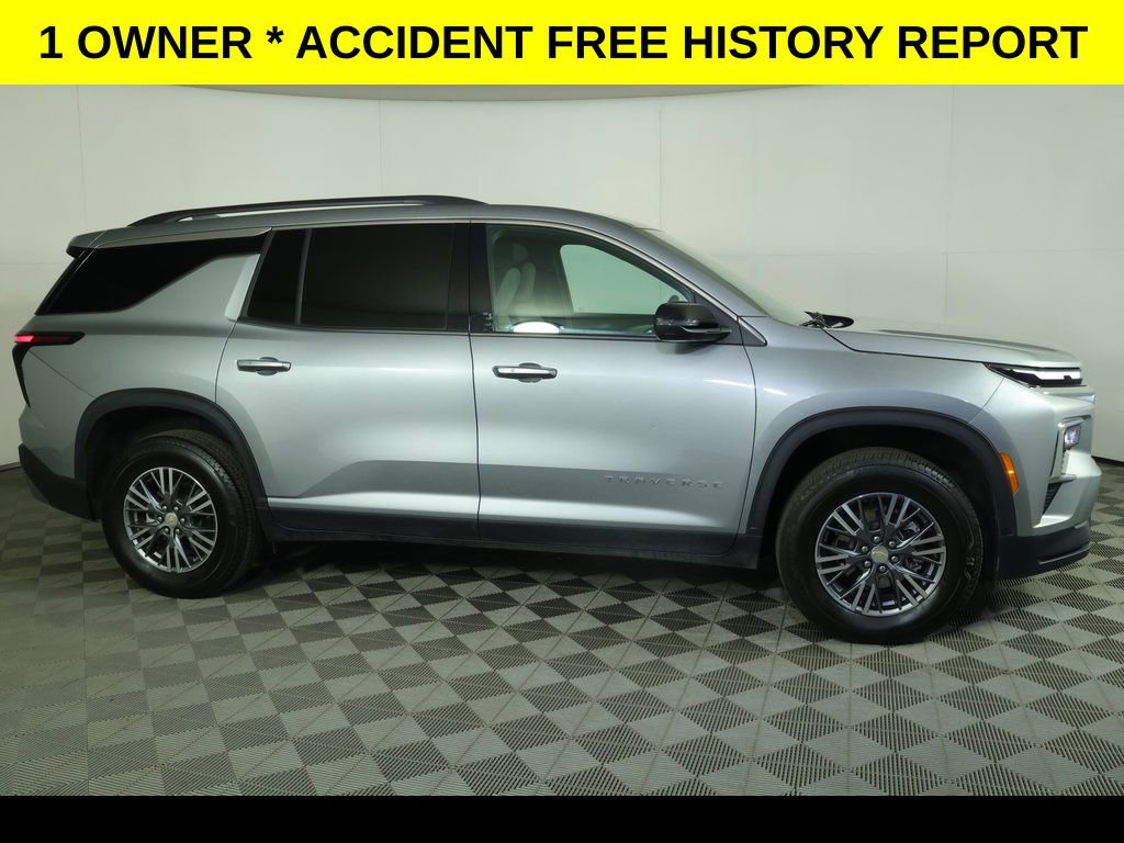 Used 2025 Chevrolet Traverse LT FWD image 2