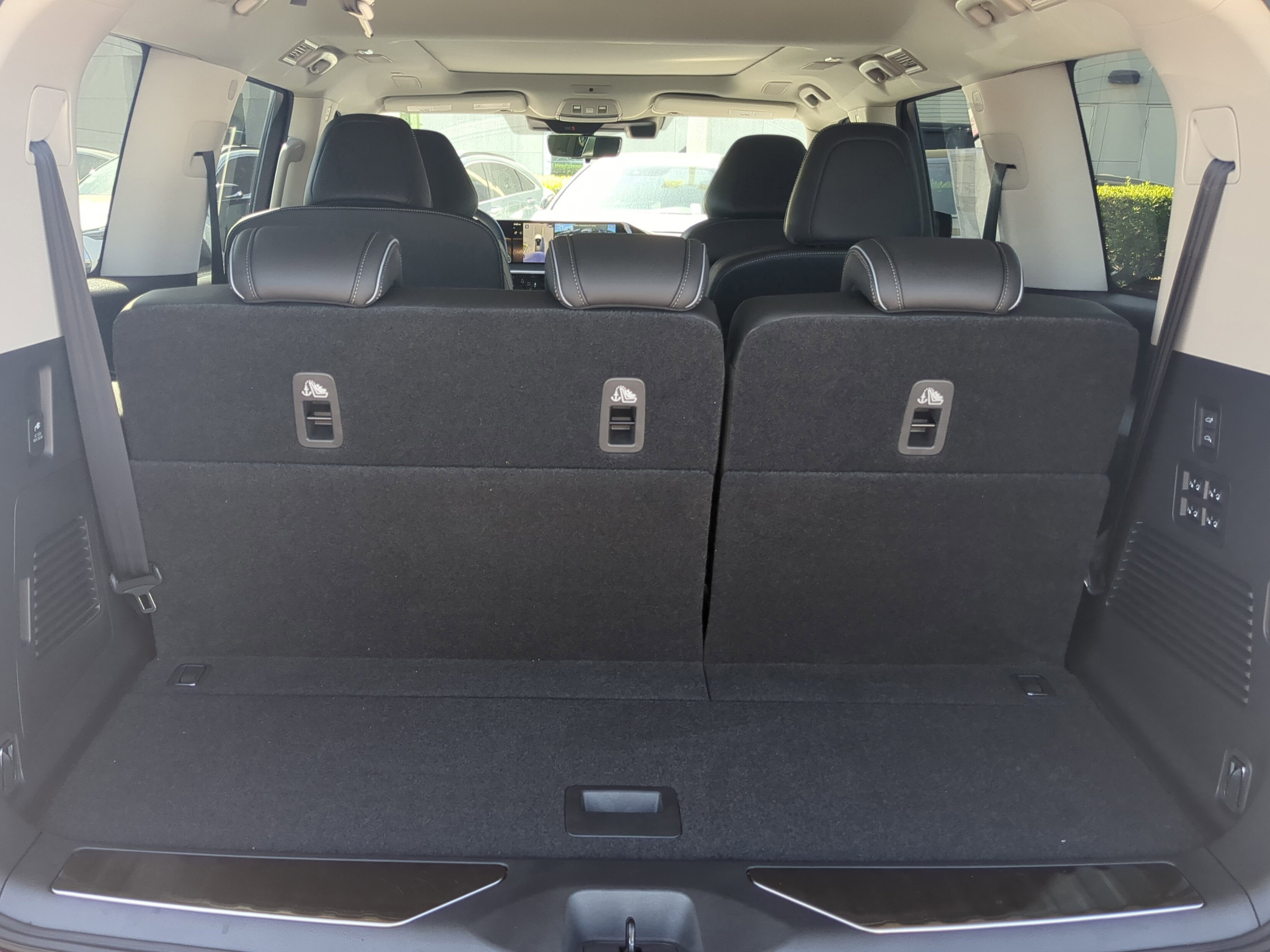 New 2025 INFINITI QX80 Sensory image 16