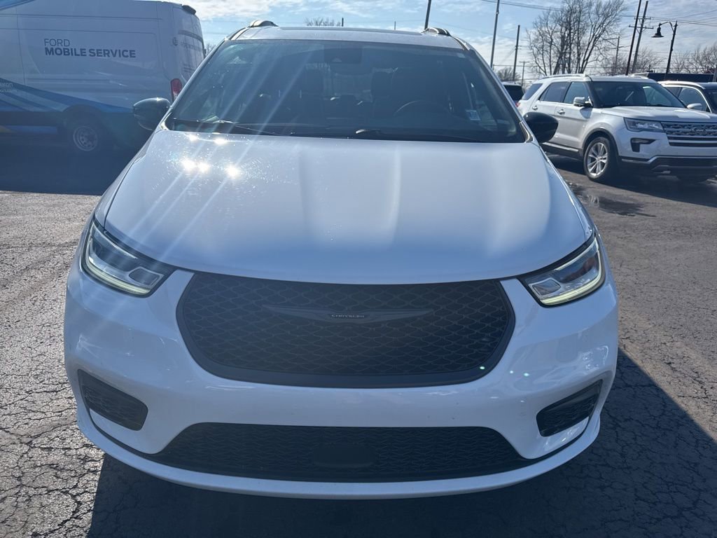 Used 2025 Chrysler Pacifica Limited image 15