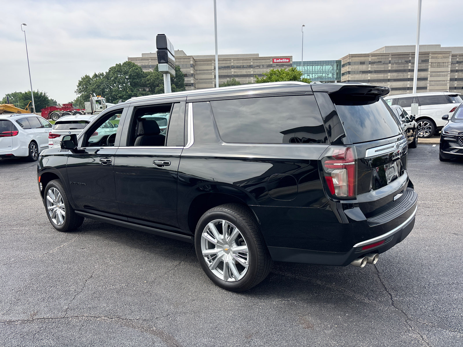 Used 2024 Chevrolet Suburban High Country w/ Premium Package AWD/4WD image 5