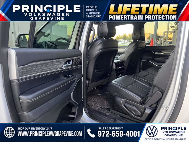 Used 2024 Jeep Wagoneer L Series II w/ Flexible Seating Group AWD/4WD image 24