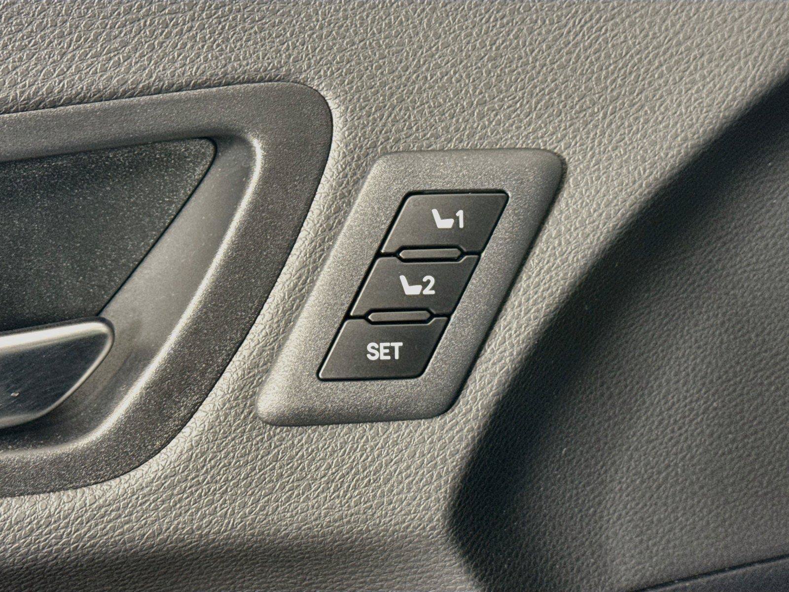 Certified 2025 Toyota Sienna Platinum FWD image 31