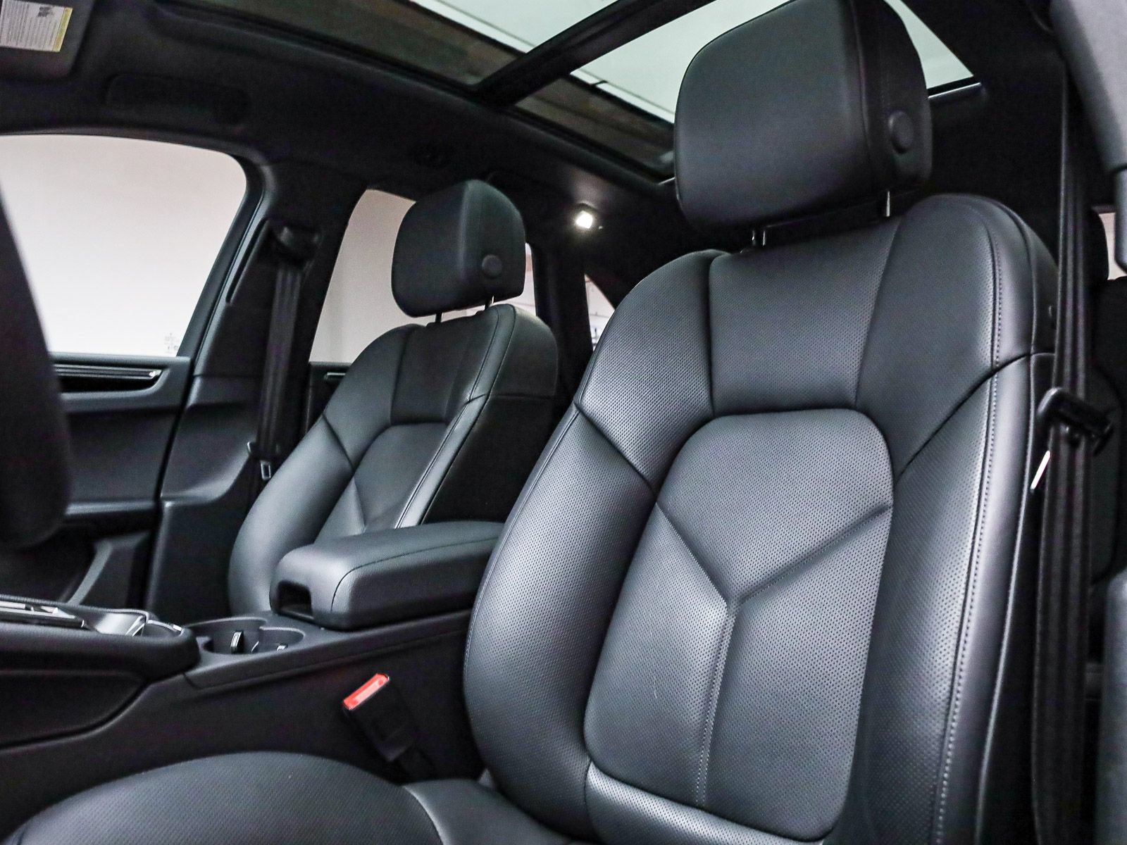 Certified 2026 Porsche Macan AWD/4WD image 5
