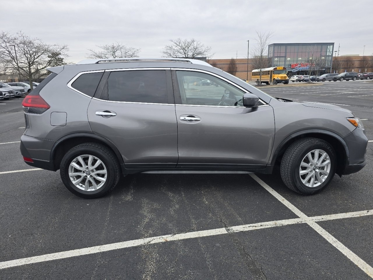 Used 2020 Nissan Rogue SV image 18