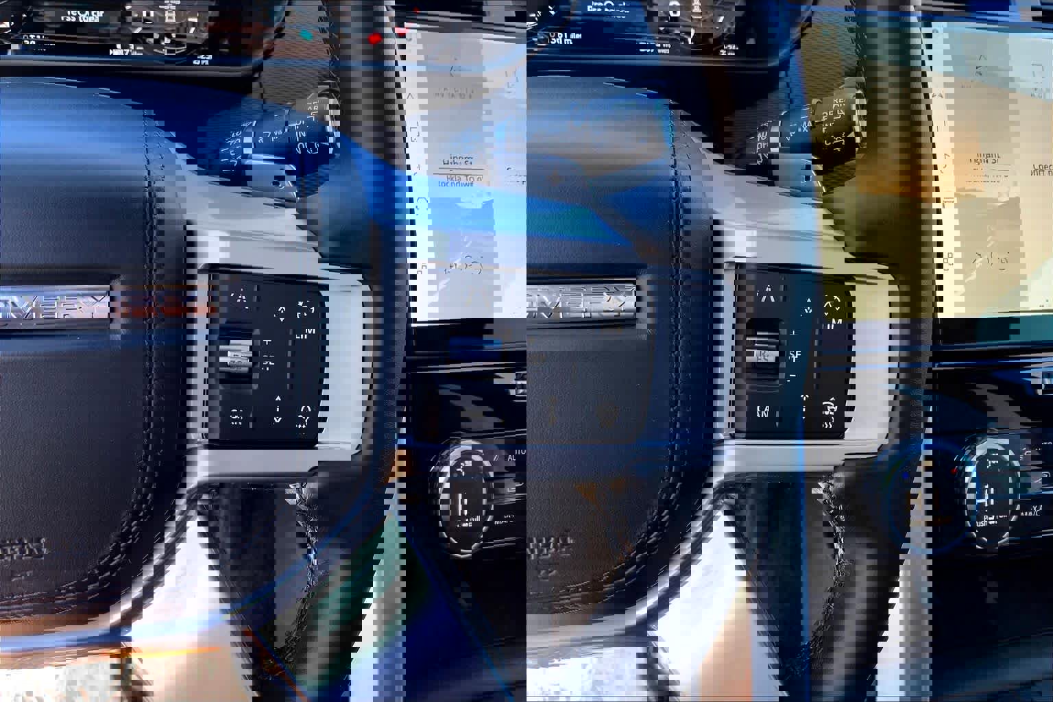 Used 2025 Land Rover Discovery Dynamic SE image 23