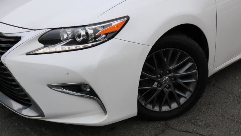 Used 2018 Lexus ES 350 w/ Premier Package image 4