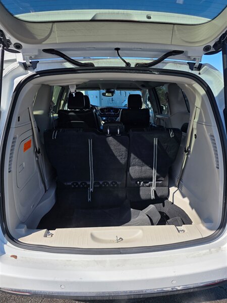 Used 2022 Chrysler Pacifica Touring-L FWD image 4