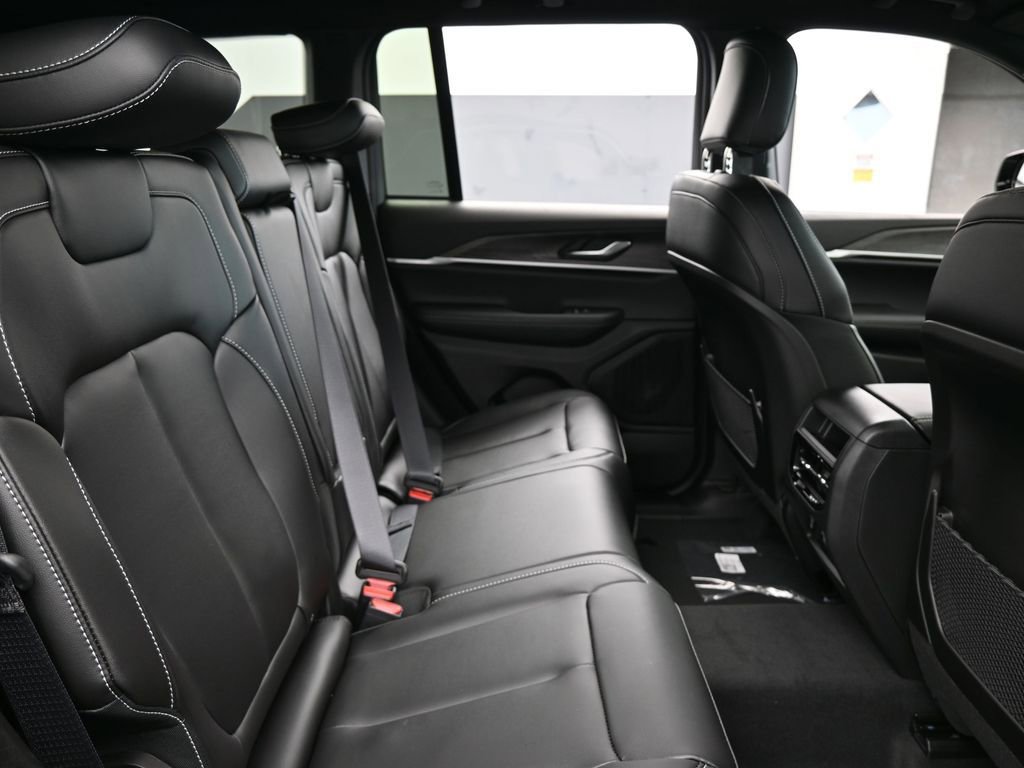 Used 2025 Jeep Grand Cherokee Limited image 29