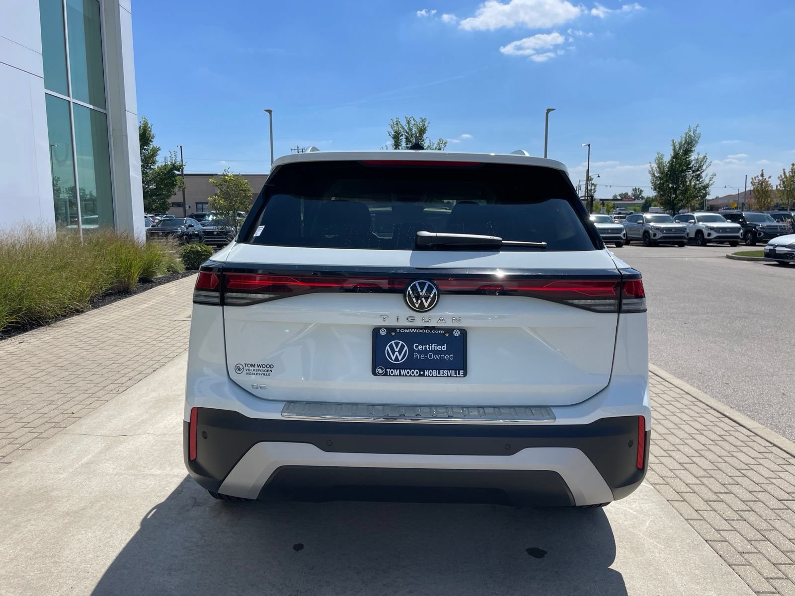 Certified 2025 Volkswagen Tiguan SE FWD image 10