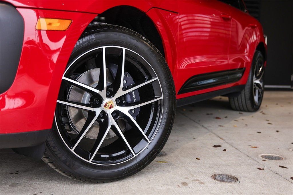 Certified 2025 Porsche Macan Turbo image 4