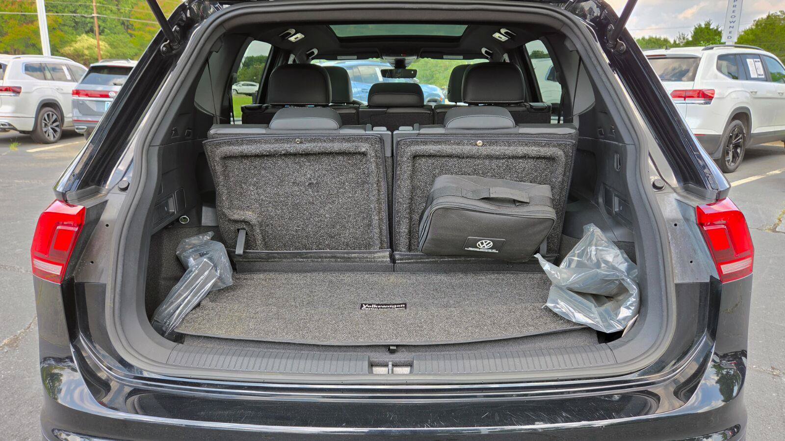 Used 2023 Volkswagen Tiguan SE R-Line FWD image 60