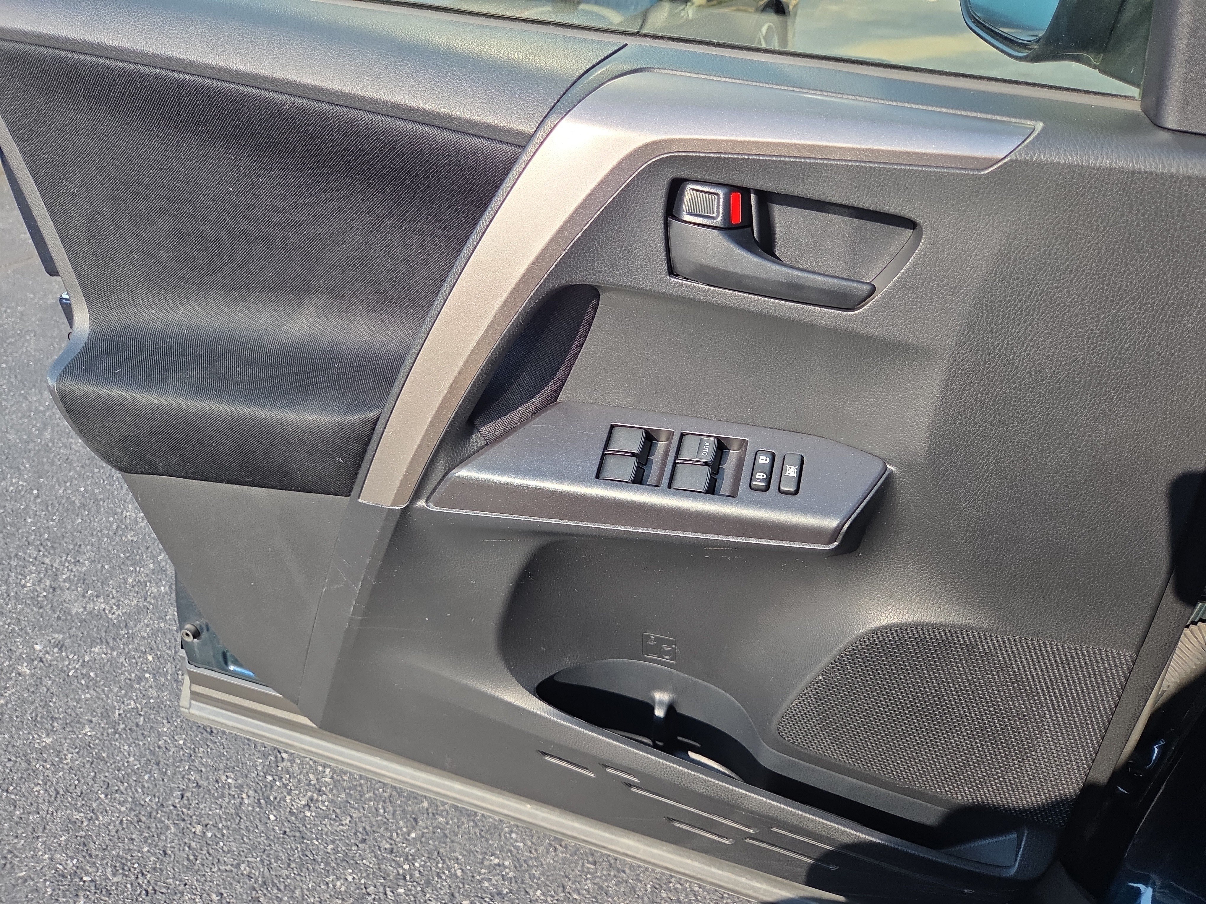 Used 2018 Toyota RAV4 LE w/ All Weather Liner Package AWD/4WD image 15