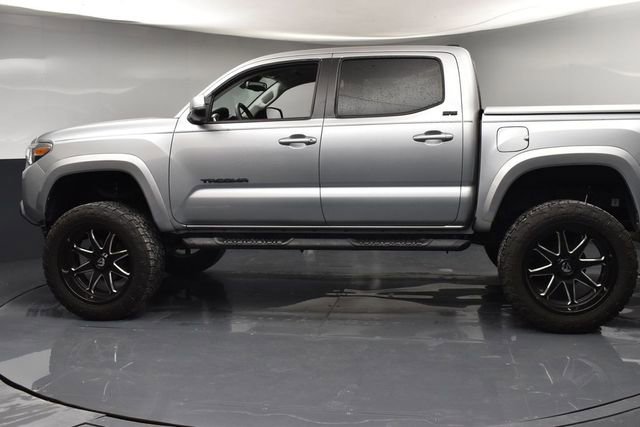 Used 2022 Toyota Tacoma SR5 w/ Technology Package image 5