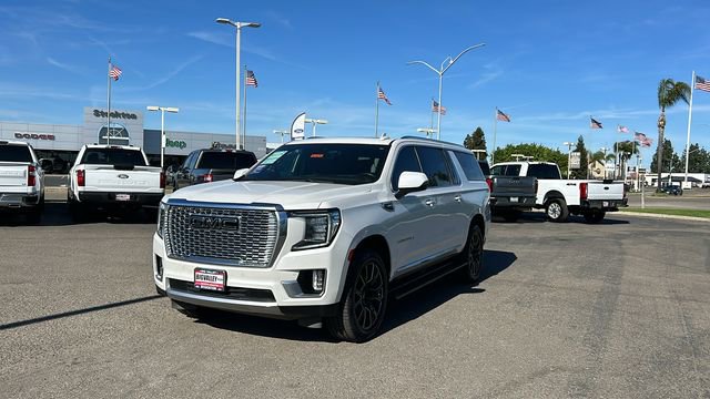 Used 2022 GMC Yukon XL Denali w/ Denali Premium Package image 8