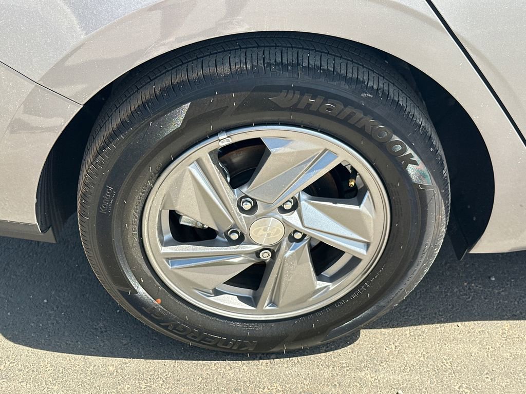 Used 2025 Hyundai Elantra SE image 17