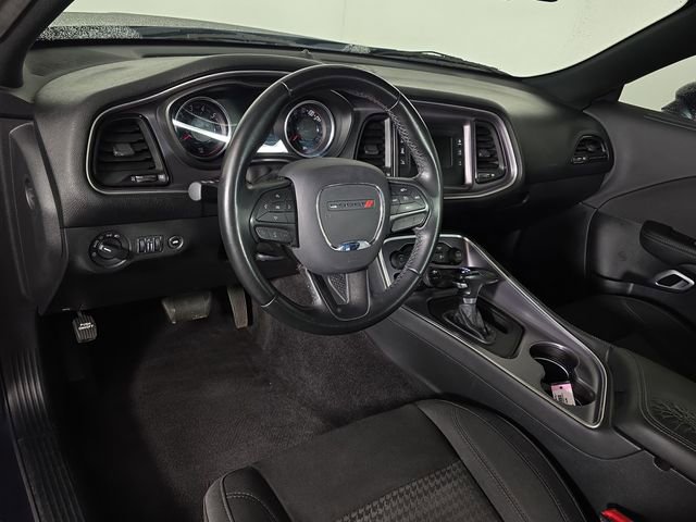 Used 2017 Dodge Challenger SXT image 9
