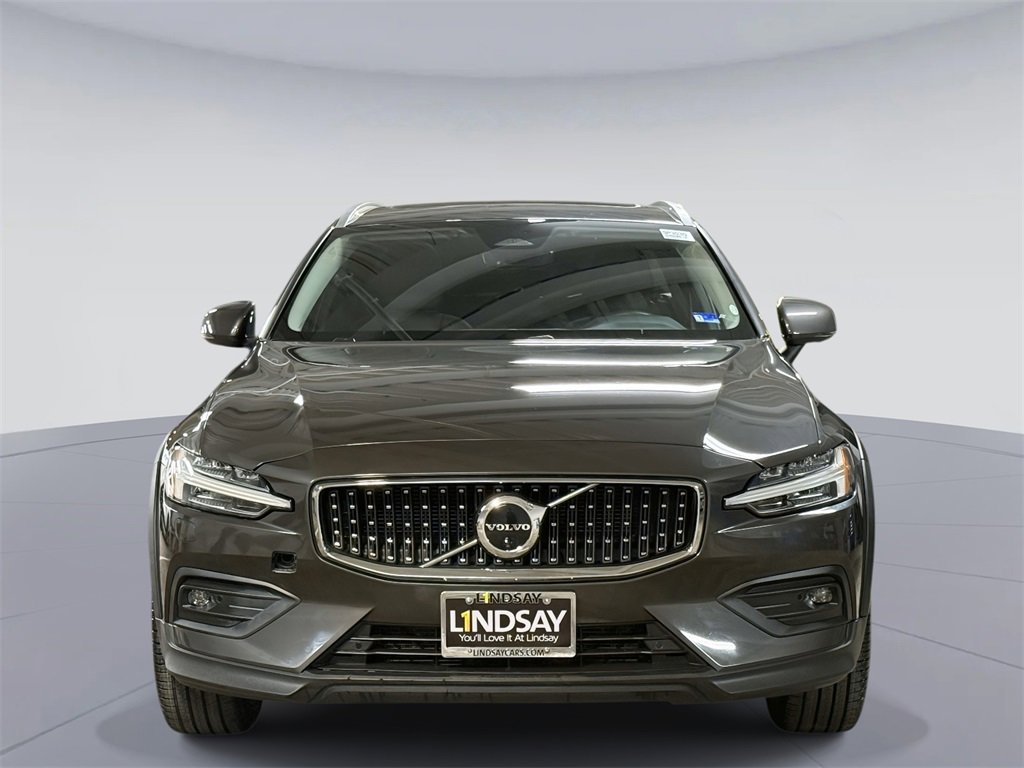 Used 2023 Volvo V60 B5 Cross Country Plus w/ Climate Package image 8