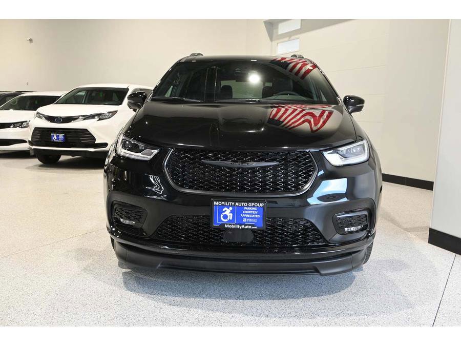 Used 2023 Chrysler Pacifica Touring-L w/ S Appearance Package image 4