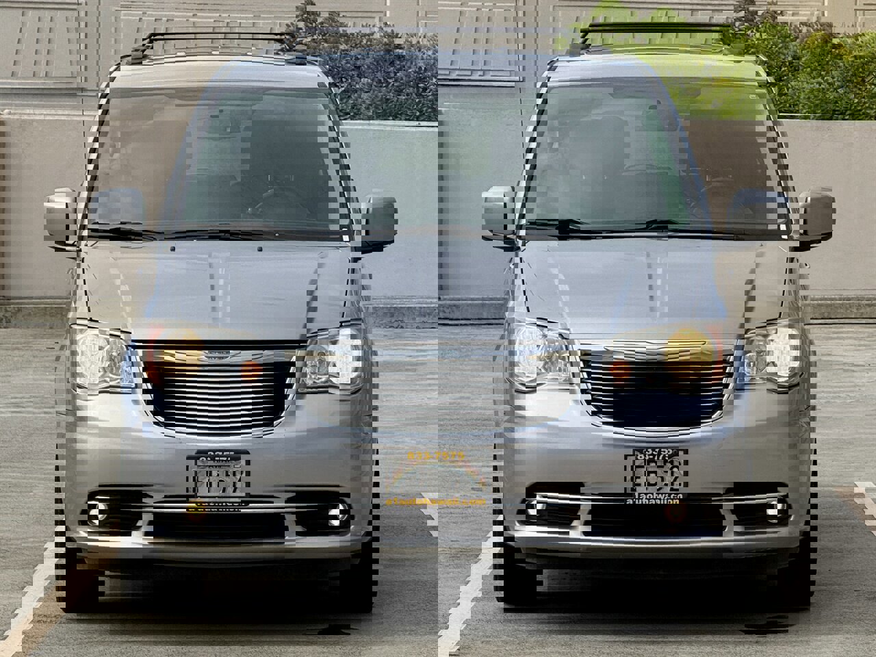 Used 2015 Chrysler Town & Country Touring image 2