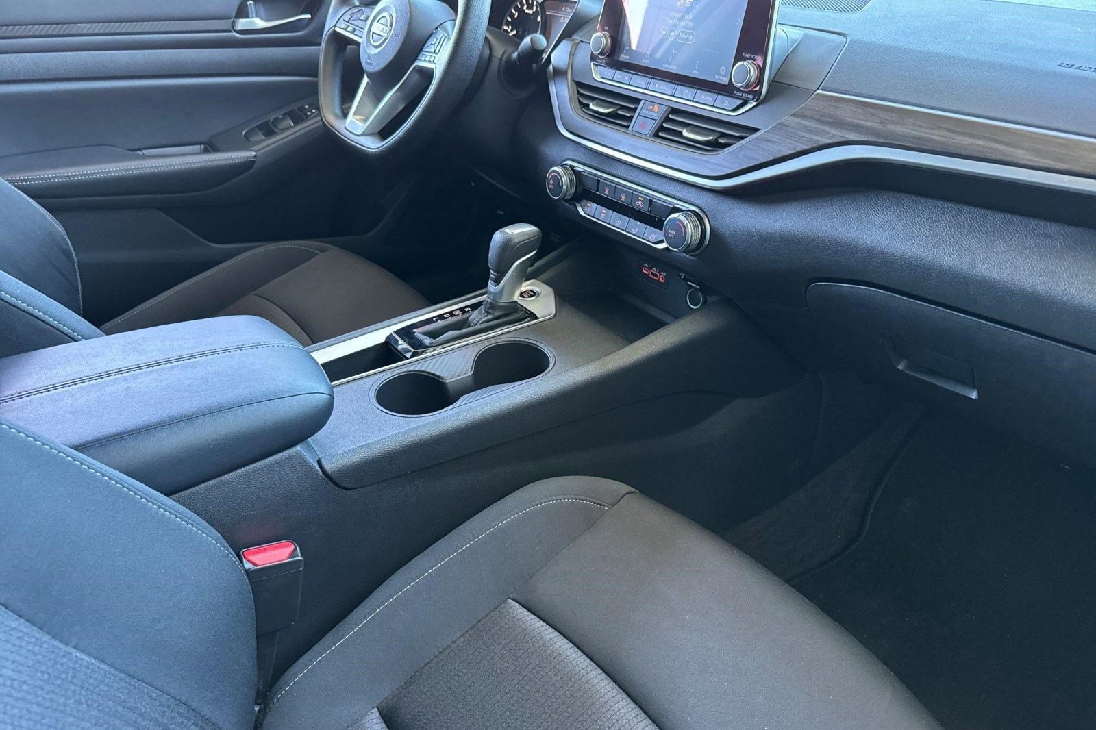 Used 2025 Nissan Altima 2.5 SV image 31