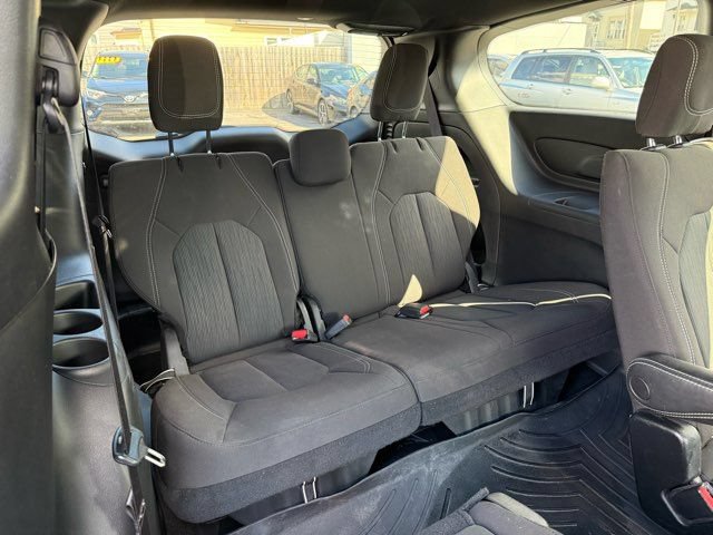 Used 2023 Chrysler Pacifica Touring FWD image 16