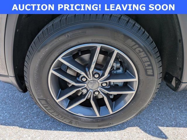 Used 2019 Jeep Grand Cherokee Laredo w/ Laredo X Package RWD image 11