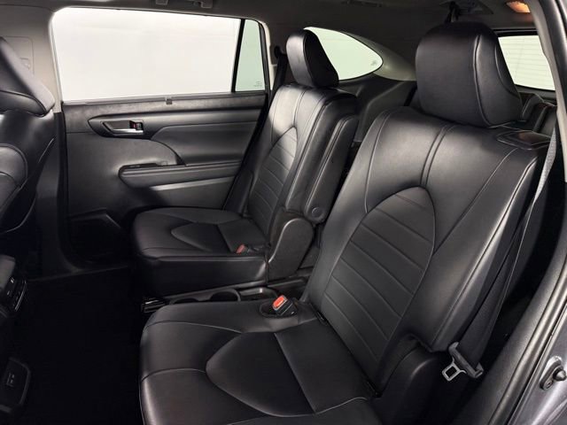 Used 2025 Toyota Highlander XLE image 16