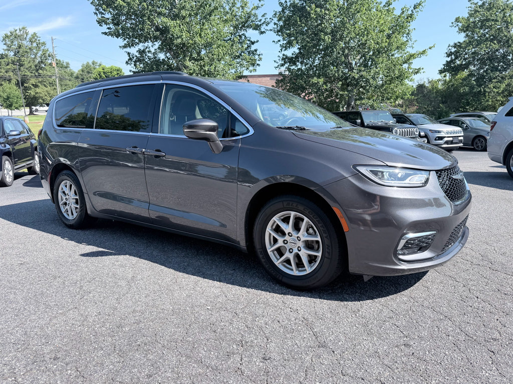 Used 2022 Chrysler Pacifica Touring-L FWD image 2